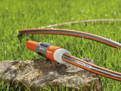 Hochwertige Gartenschläuche wie die Gardena-Power-Grip-Schläuche sind besonders formstabil und robust (Foto: Gardena)