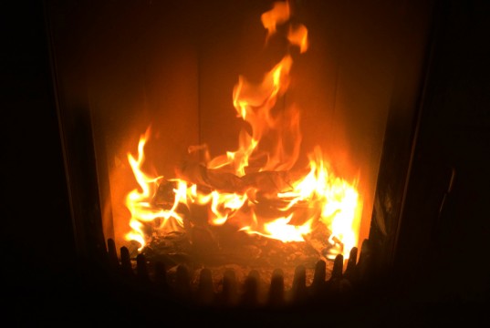 Wer gemütliches Kaminfeuer beobachten will, muss regelmäßig das Kaminglas reinigen.