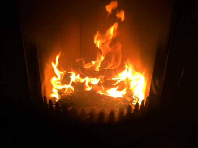 Kaminglas reinigen: Kaminscheiben-Reiniger im Test