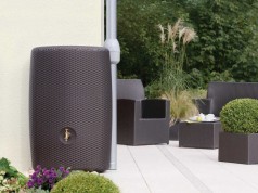 Moderne Regentonnen fügen sich harmonisch in die Gestaltung Ihres Gartens ein (Foto: Otto Graf GmbH)