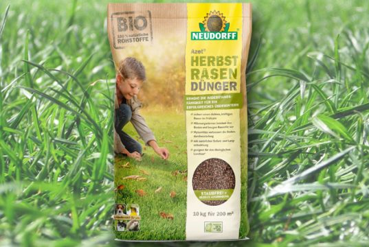 Was bringt Herbstrasendünger? (Foto: Neudorff / Handtuchgarten)